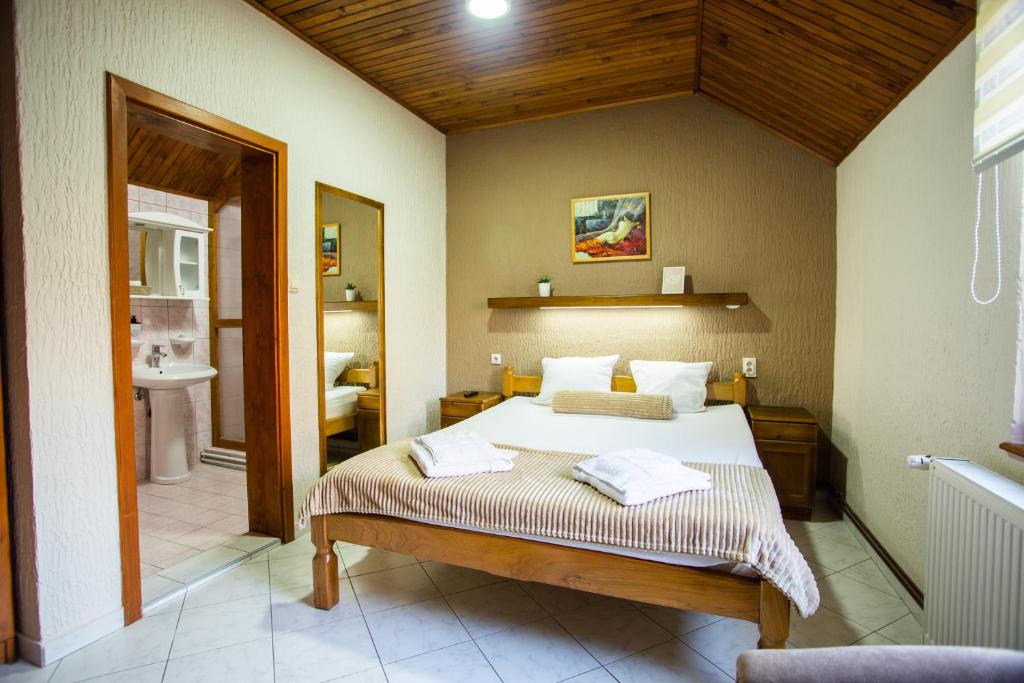 Guest House Vila Alexandar - Tap to explore photos