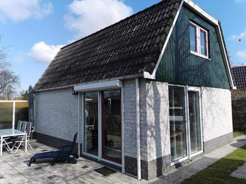 Huisje aan de kust photo 1