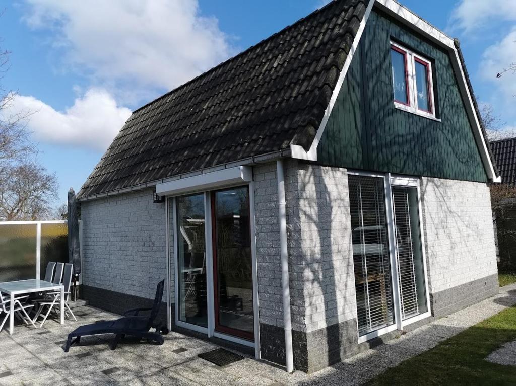 Huisje aan de kust photo 2