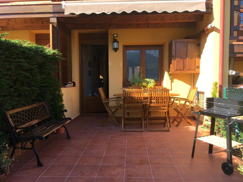 PRECIOSO CHALET JUNTO A POTES CON PISCINA-4 Hab,3 Baños photo 1
