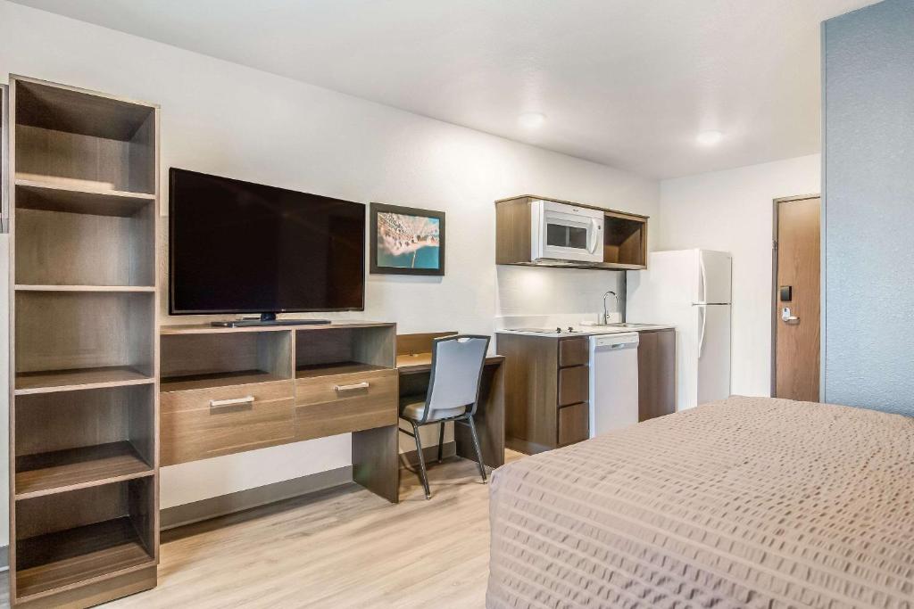 WoodSpring Suites Jacksonville Campfield Commons image