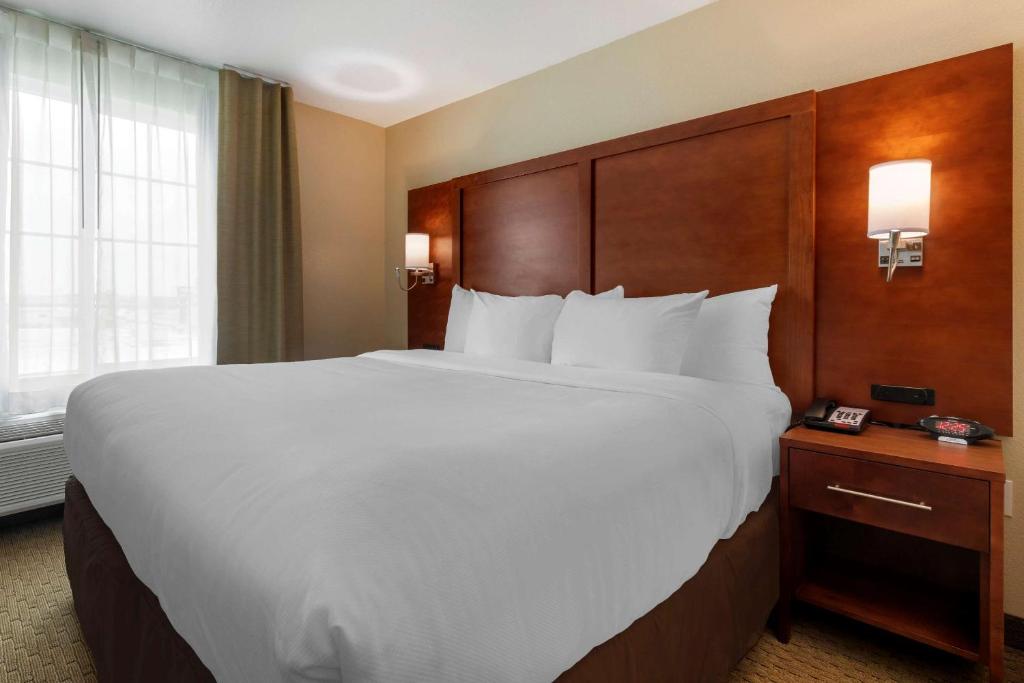 Comfort Inn & Suites Euless DFW West - Tap to explore photos