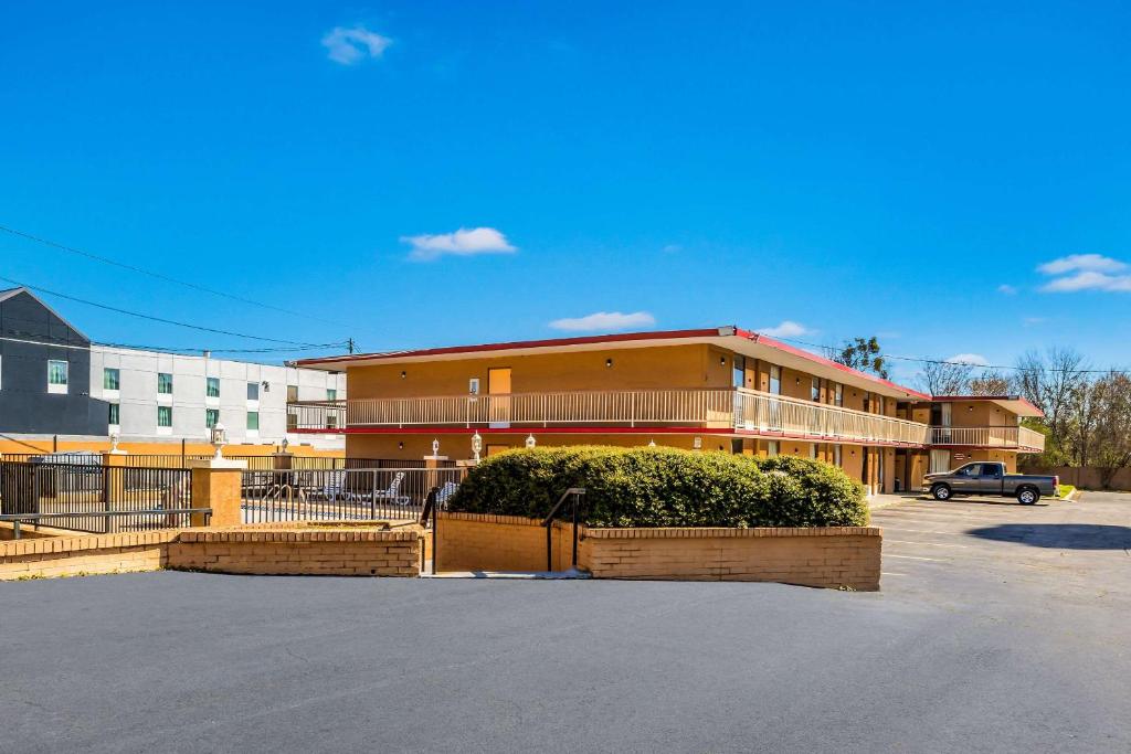 Econo Lodge Inn & Suites Macon image
