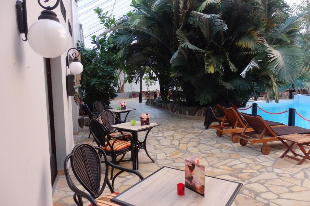 Tropical Hotel photo 3