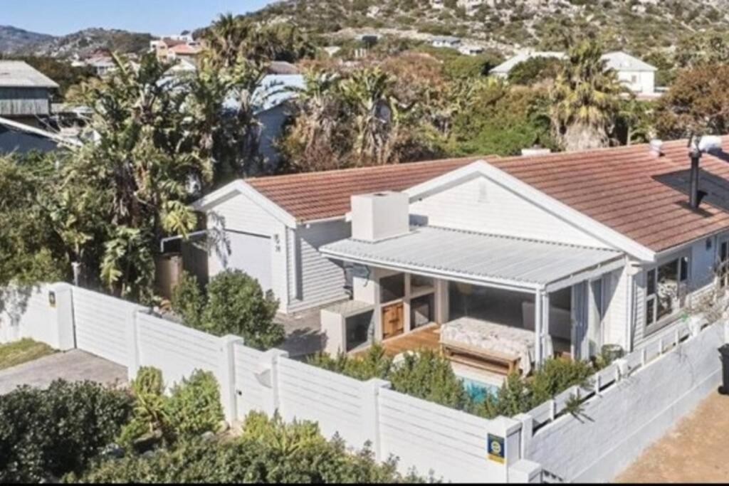 Paradise Beach House with Pool and Parking photo 4