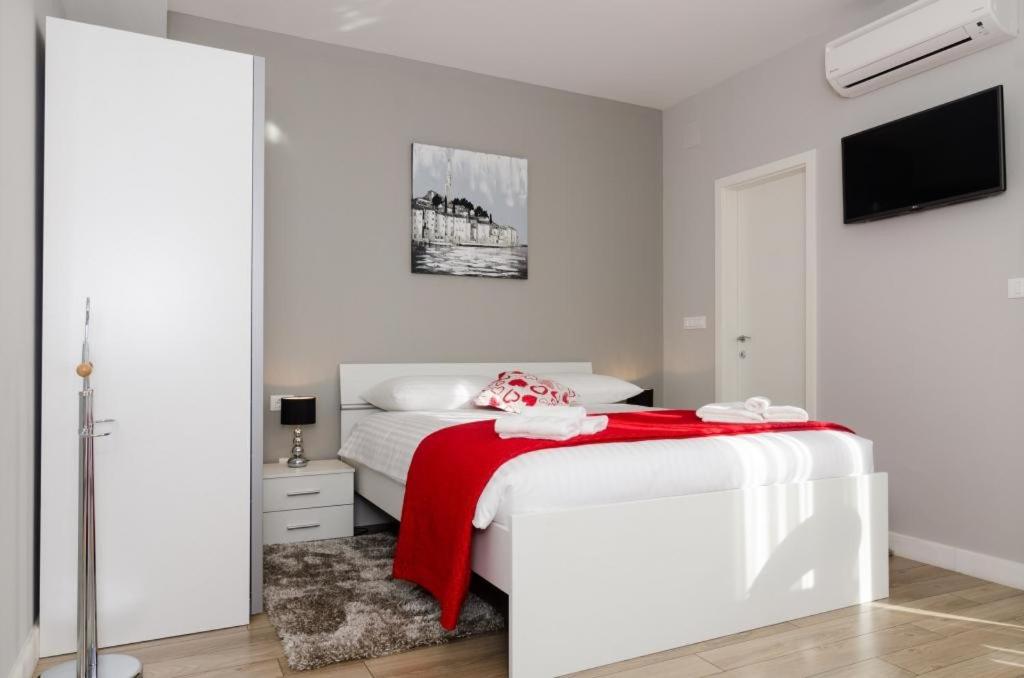 Студио (Улучшенные апартаменты-студио с балконом и видом на город), Apartments ZoomZoom