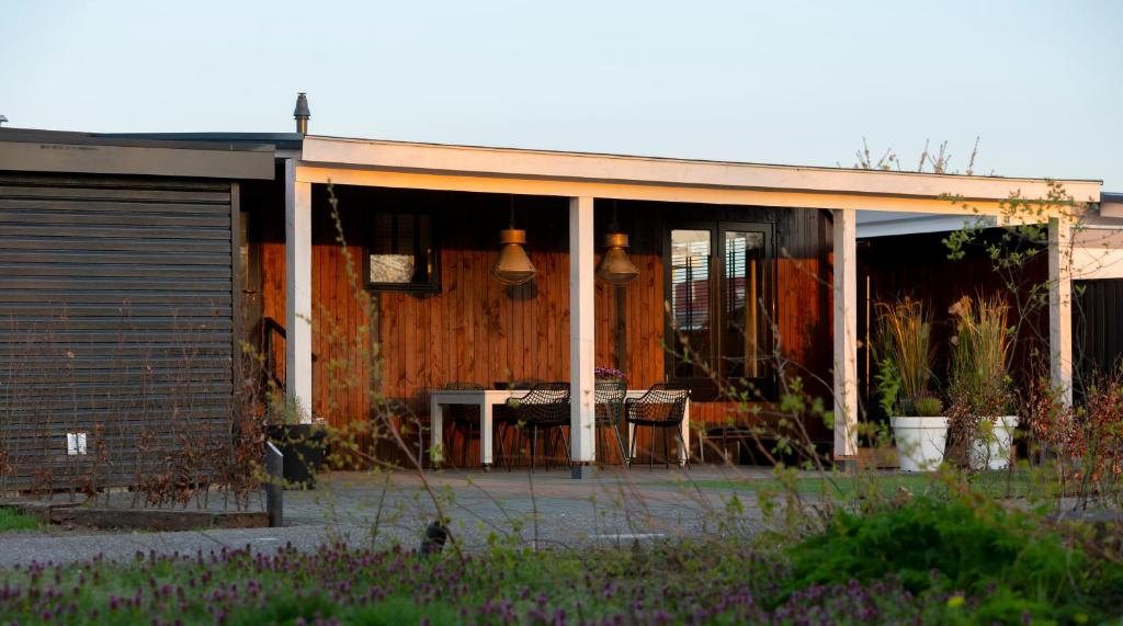 Hip huisje aan de Maas photo 1