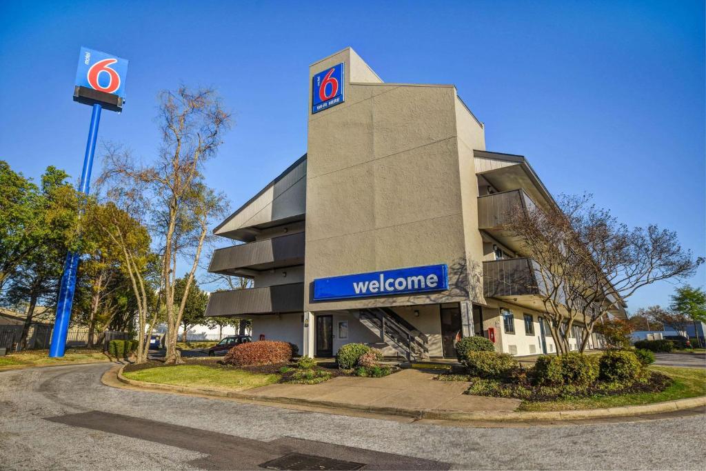 Motel 6 Memphis, TN - Downtown image