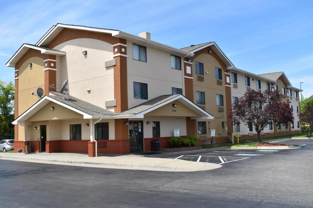 Super 8 by Wyndham Newport News/Jefferson Ave. photo 1
