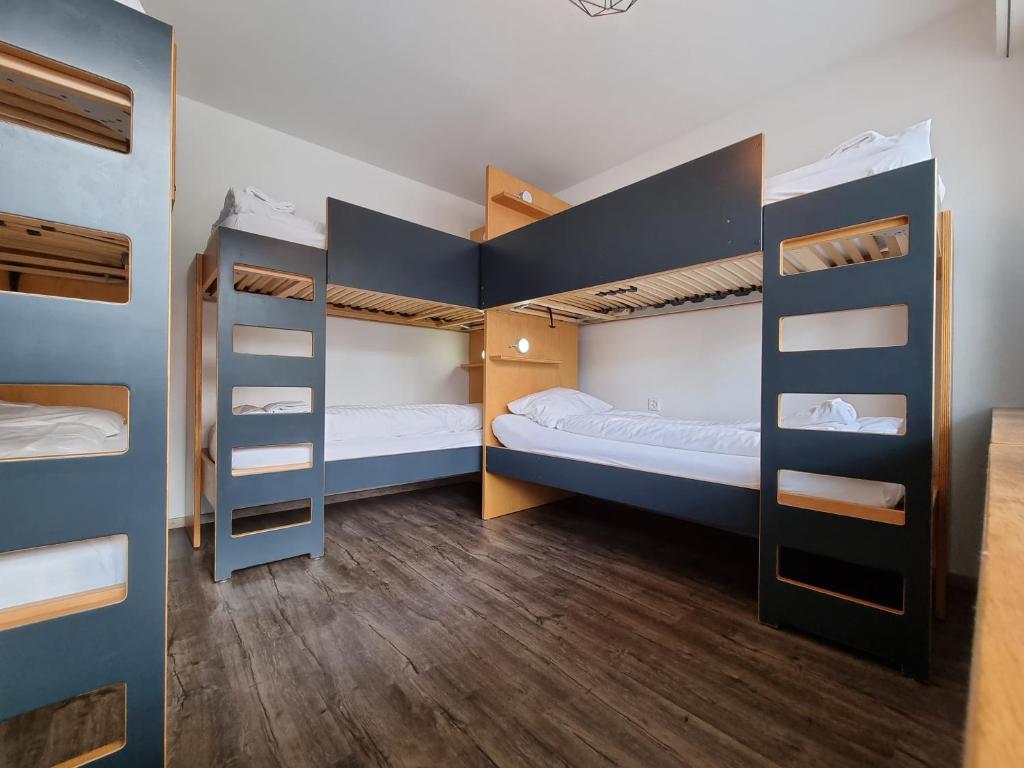 Номер (Кровать в общем 6-местном номере для мужчин и женщин), generation YMCA Hostel