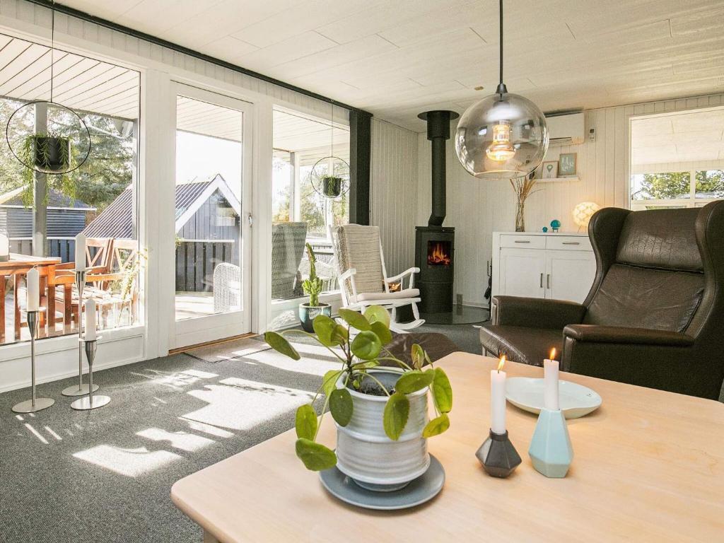 Three-Bedroom Holiday home in Blåvand 21 photo 4