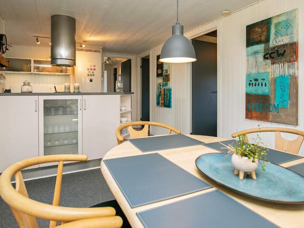 Three-Bedroom Holiday home in Blåvand 21 photo 2