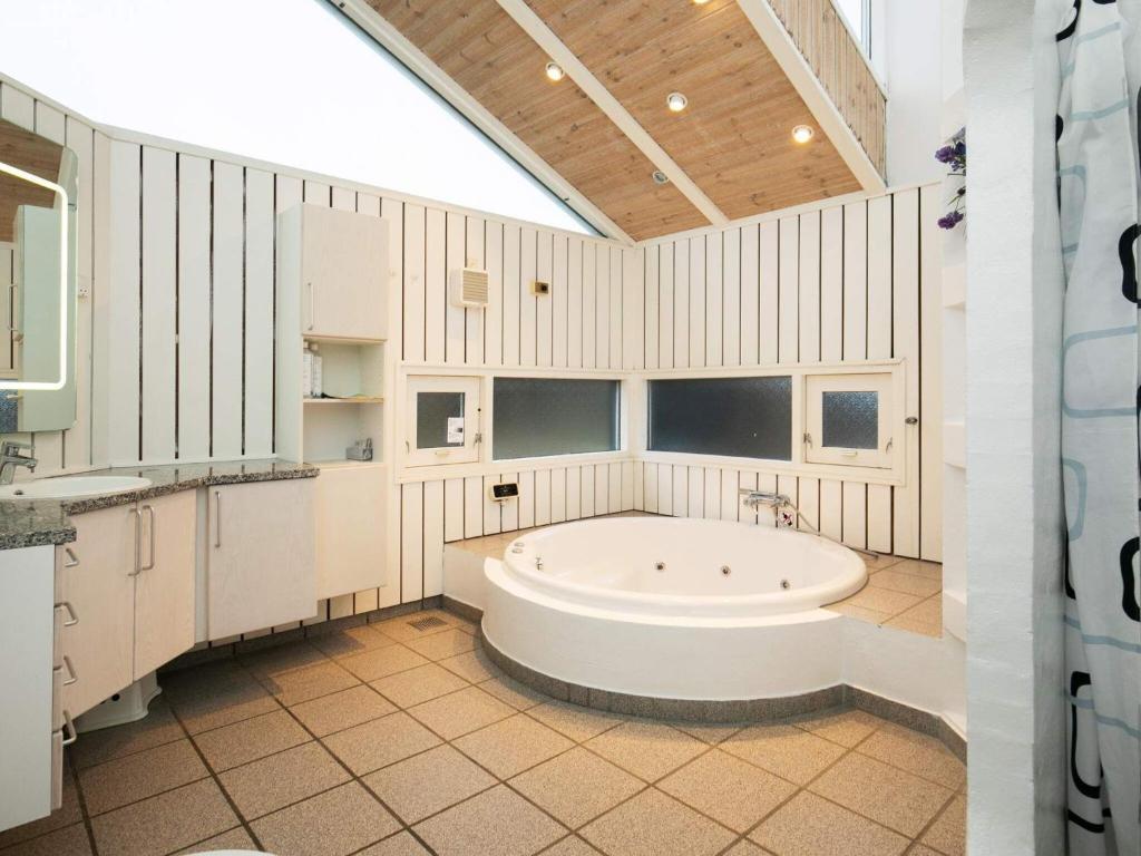 Five-Bedroom Holiday home in Løkken 6 photo 2