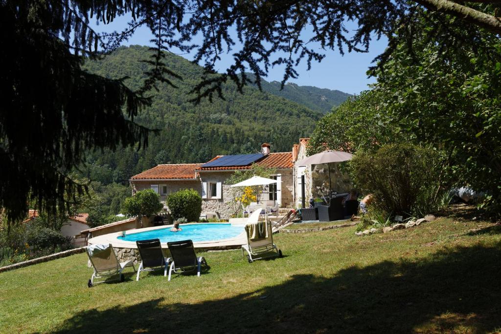 maison en pierre dans un écrin de verdure photo 3