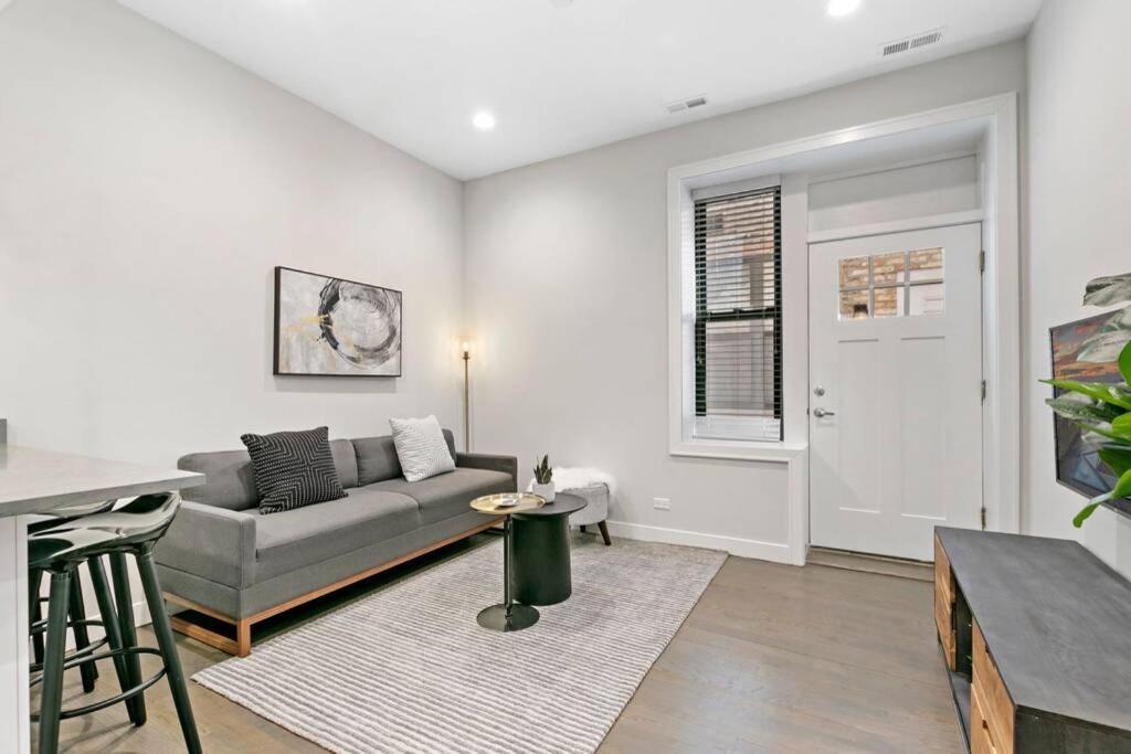 Completely Furnished 2BR Apartment near Shops - Division 102W