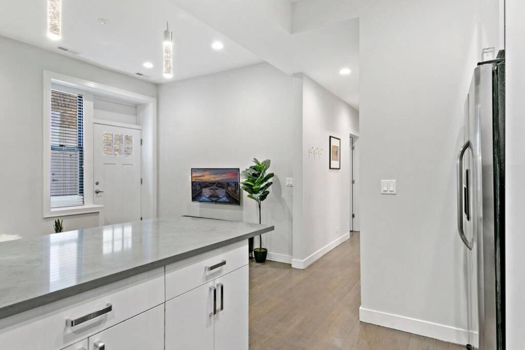Completely Furnished 2BR Apartment near Shops - Division 102W photo 3