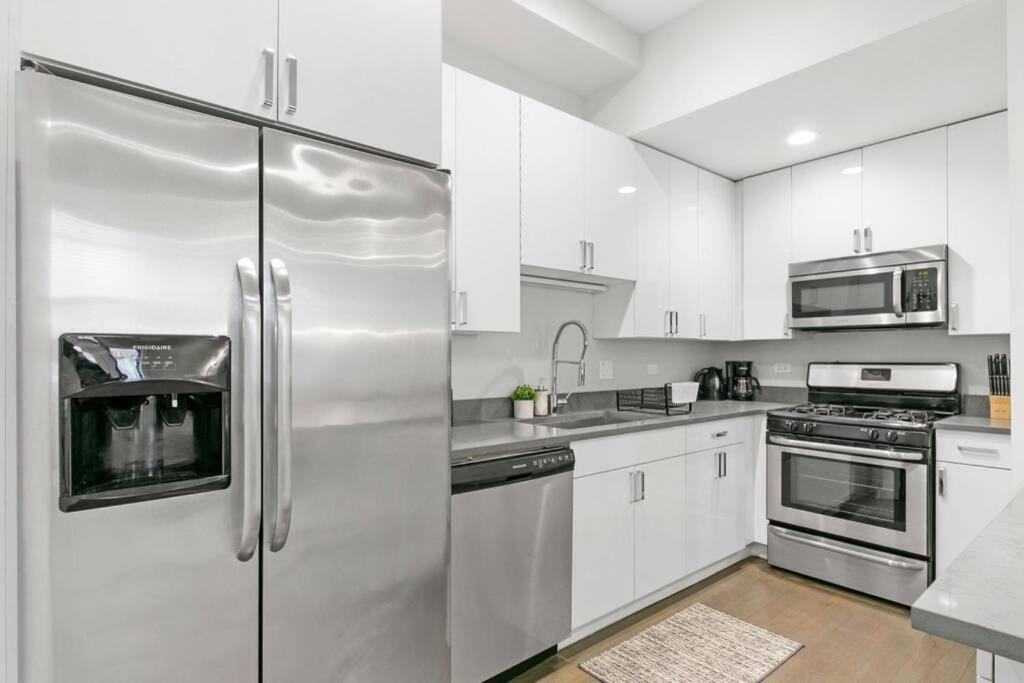Completely Furnished 2BR Apartment near Shops - Division 102W photo 4