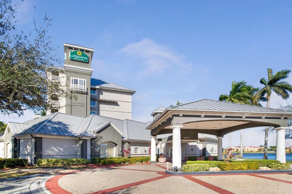 La Quinta Inn & Suites by Wyndham Ft. Lauderdale Airport image