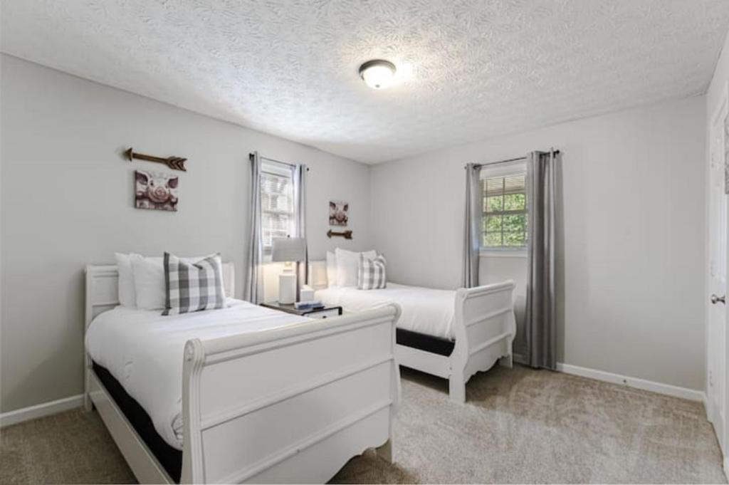 4BR Ranch Style Home A Mile From Historic Downtown photo 2