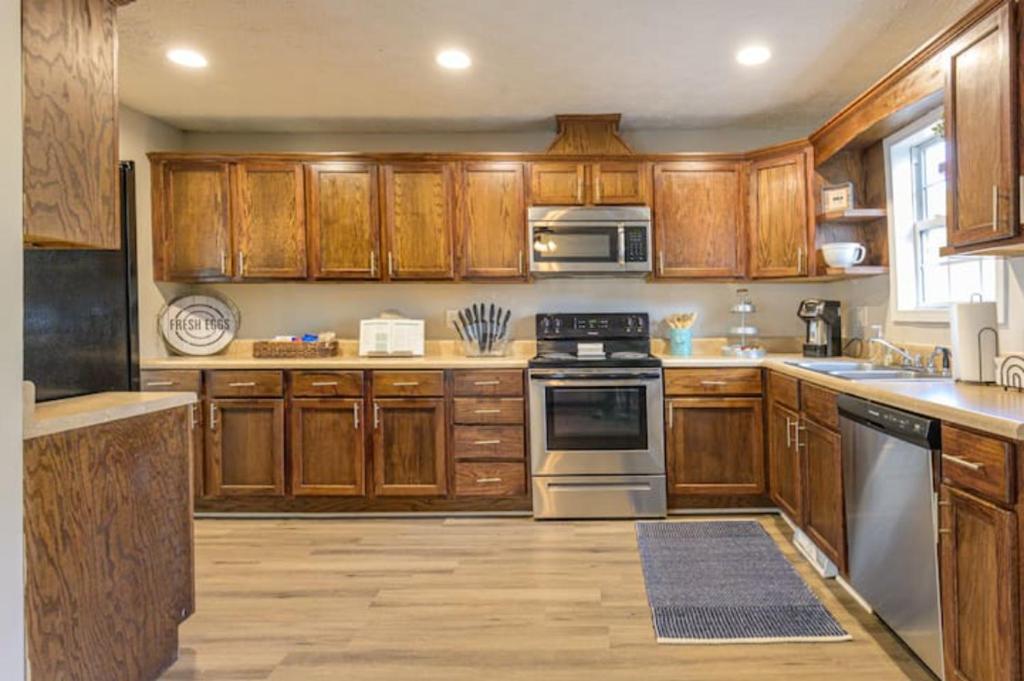 4BR Ranch Style Home A Mile From Historic Downtown photo 4