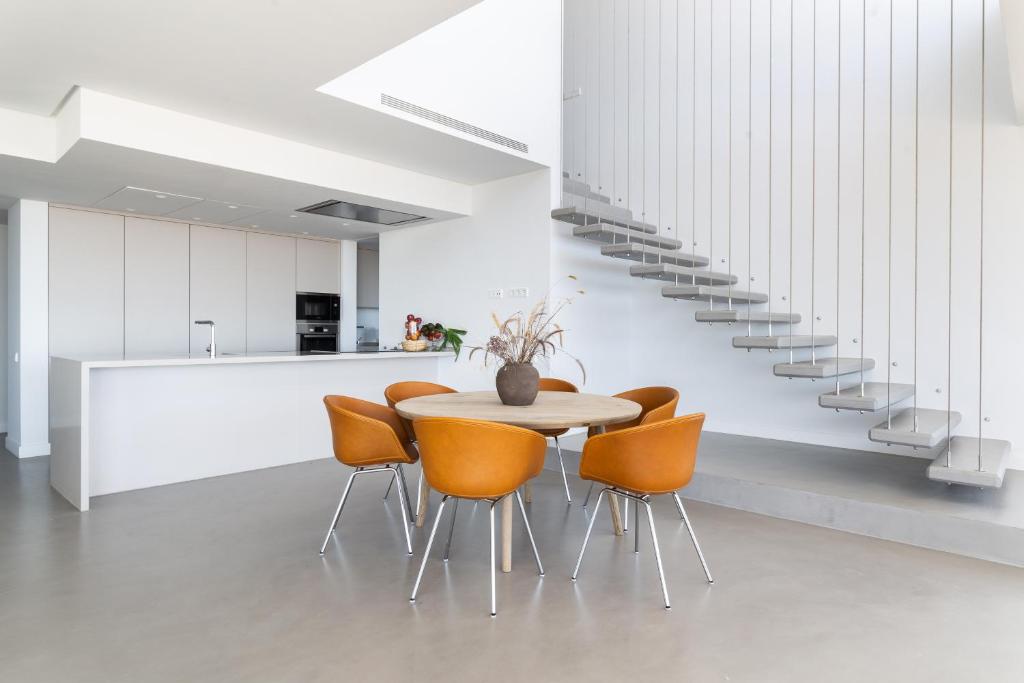 Remarkable 2021-Built Luxury Villa in El Herrojo photo 2