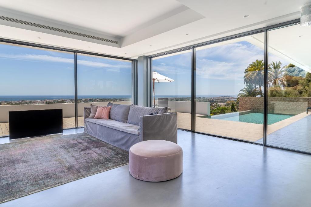 Remarkable 2021-Built Luxury Villa in El Herrojo photo 3