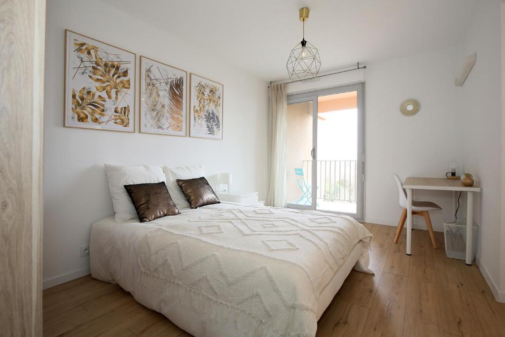 expat renting - Les Oustalous - Piscine - Parking photo 4