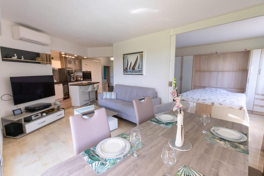 SERRENDY 2bedroom apartment with terrace & pool photo 4