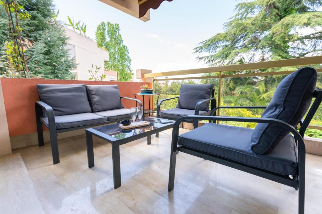 SERRENDY 2bedroom apartment with terrace & pool photo 2