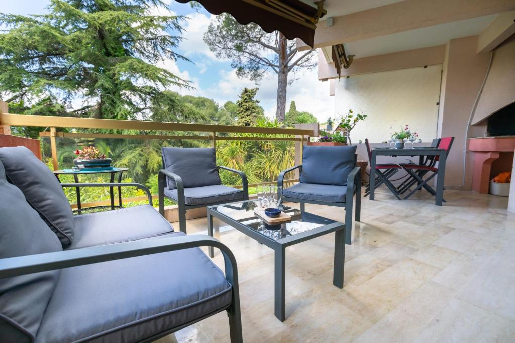 SERRENDY 2bedroom apartment with terrace & pool photo 3