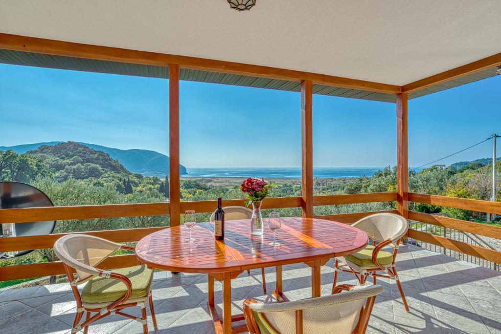 Two Bedroom House with Sea View MAJ photo 1