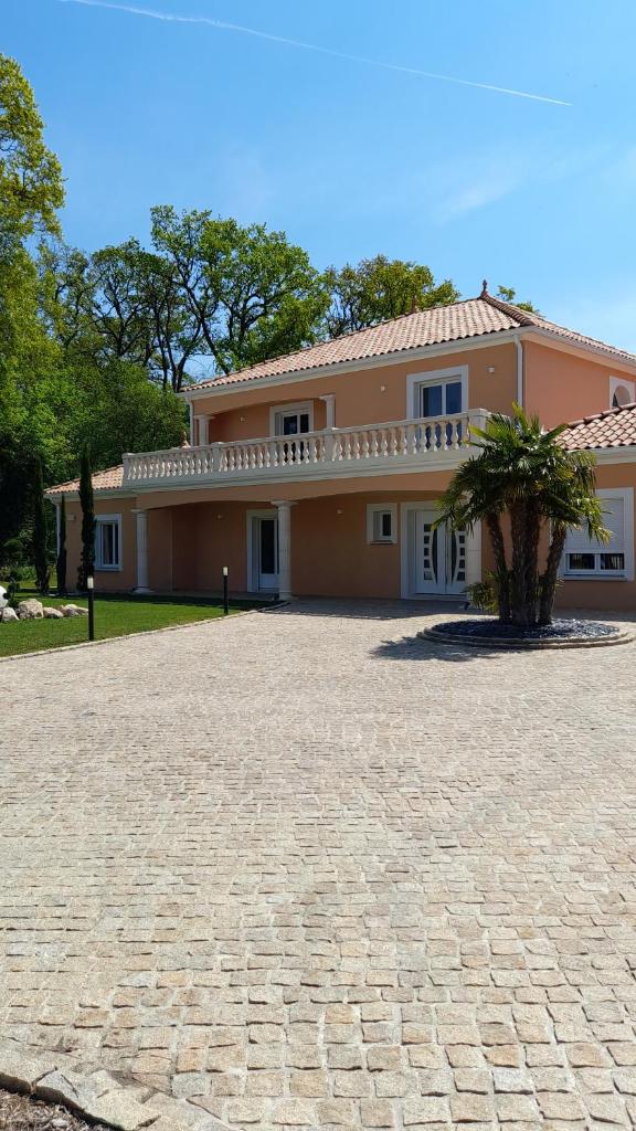 VILLA DES CHENES
