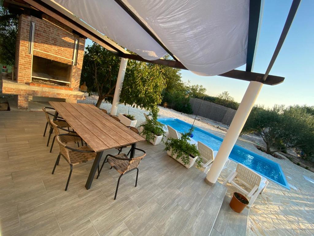 Villa Bubica- cozy holiday home in rural area with pool photo 1