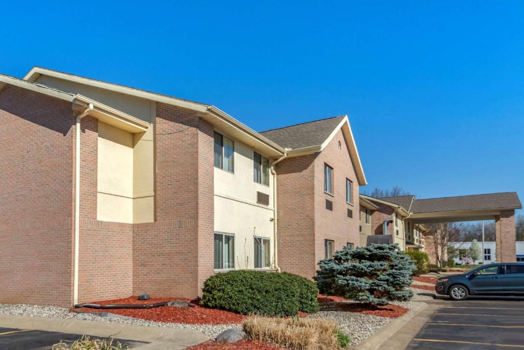 Comfort Inn And Suites Paw Paw image