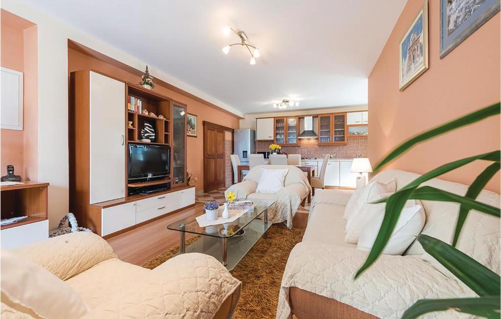 Nice Home In Banici With 4 Bedrooms And Wifi photo 2