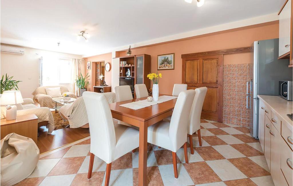 Nice Home In Banici With 4 Bedrooms And Wifi photo 3