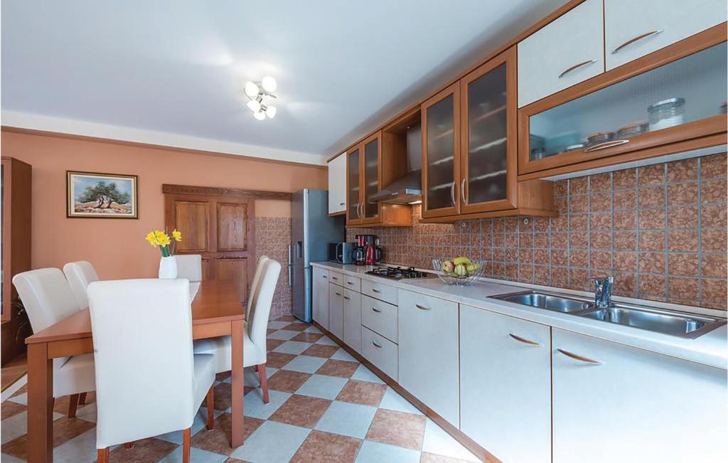 Nice Home In Banici With 4 Bedrooms And Wifi photo 4