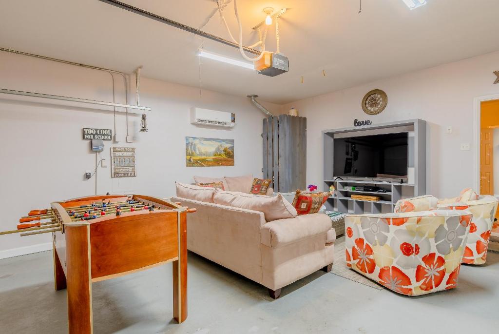 Newly Renovated Home with Spacious Interior & Backyard Pool - Perfect for Families! photo 4
