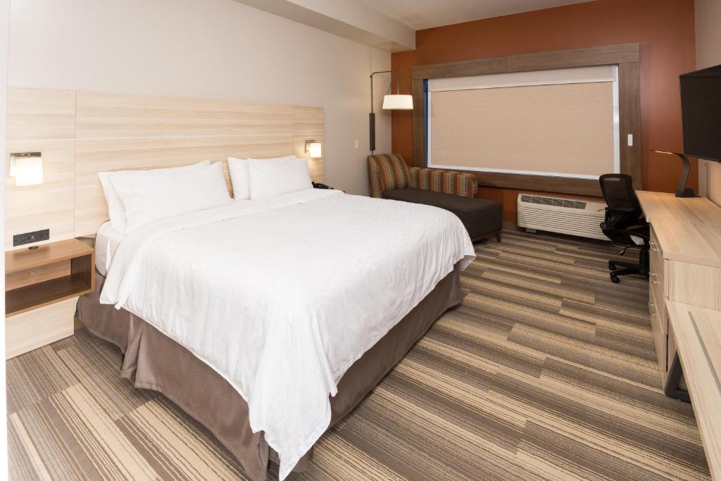 Holiday Inn Express Hotel & Suites Logansport, an IHG Hotel photo 3