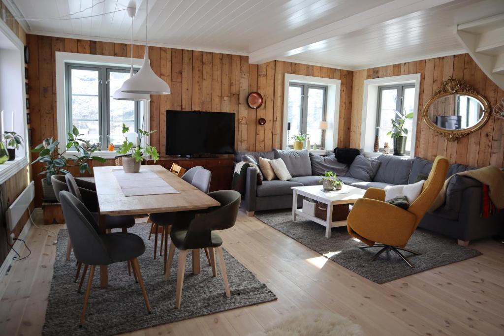 Dyr tillatt i vakkert hus med naturomgivelser i Lofoten photo 4
