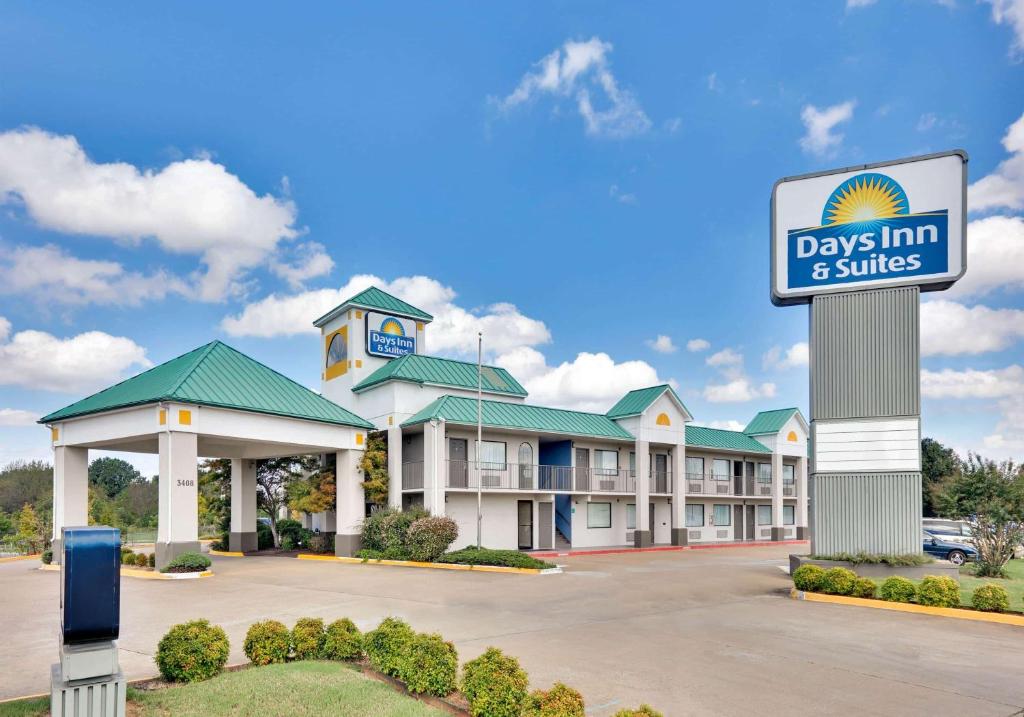 Days Inn & Suites by Wyndham Bentonville image