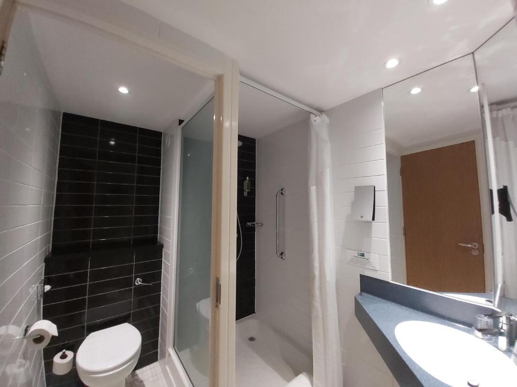 Holiday Inn Express Leeds East - Tap to explore photos