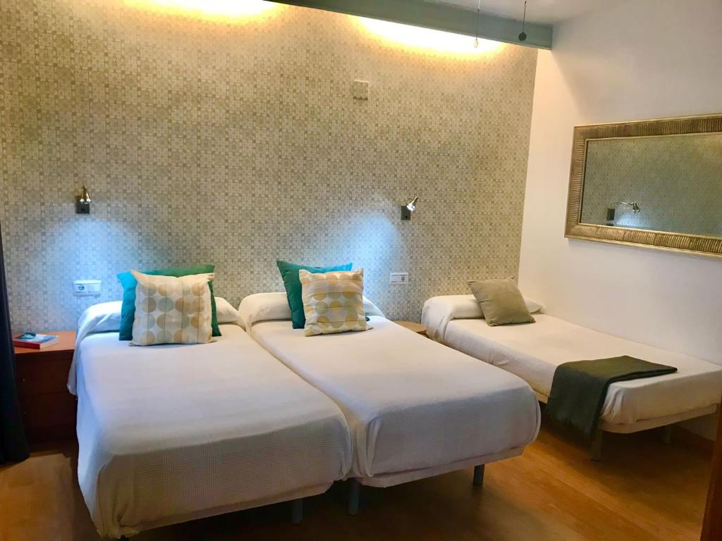 Guadalupe Hostal By Torremolinos On-line Room Type - Comfort Triple Room with Shower