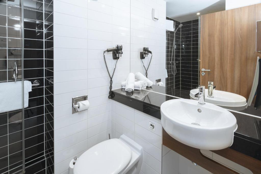 Holiday Inn Express STRASBOURG - CENTRE Room Type - Standard Queen Room with Canal View and Sofa Bed