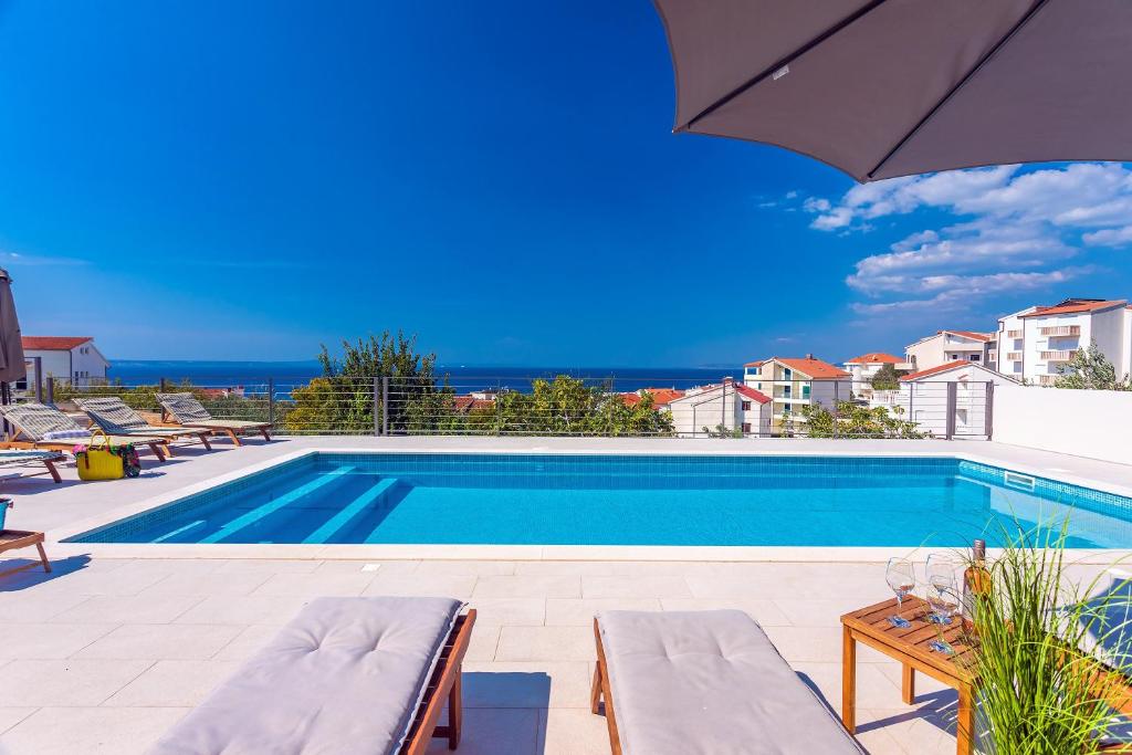 Villa Diva with 7 bedrooms, heated pool, sauna and fun zone, sea views photo 2