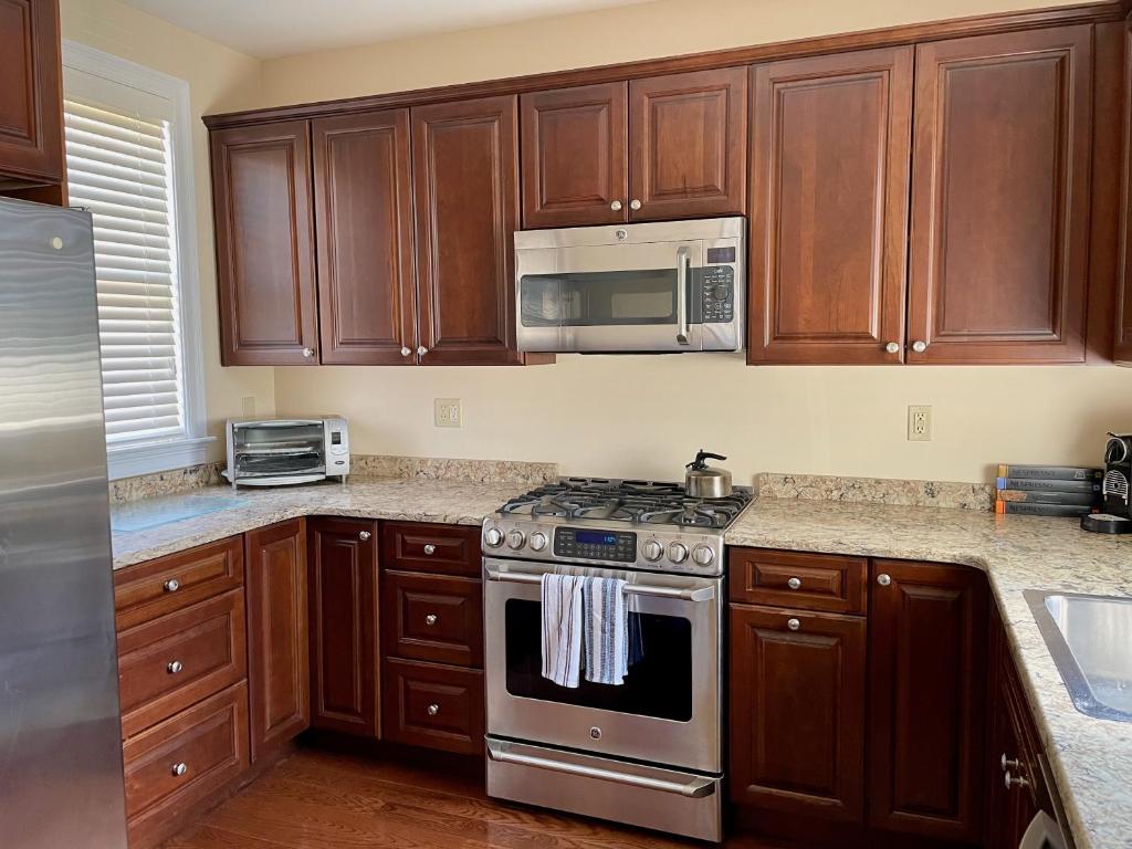 Modern Cottage in Downtown NPT-Waites Wharf Cottage photo 3