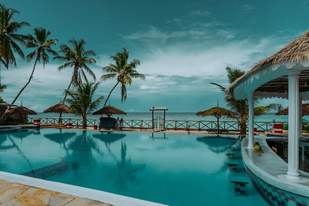 Sunny Palms Beach Bungalows - Tap to explore photos