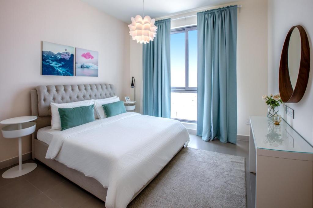A Luxury Aprt 2 bedrooms Balcony with wonderful view Mall access hi speed WIFI Beach access & much more for Family Only photo 3