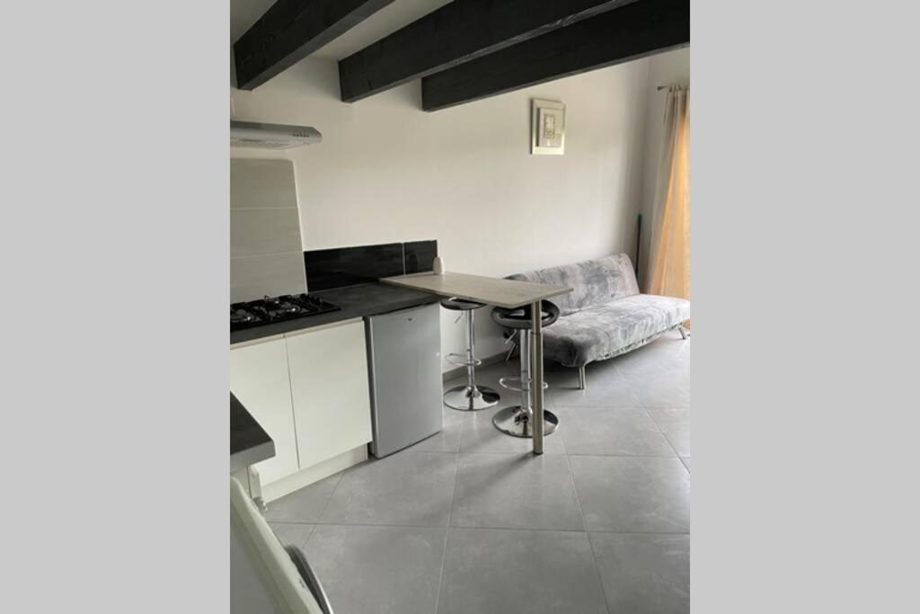 Joli studio avec jacuzzi et terrasse privée photo 3