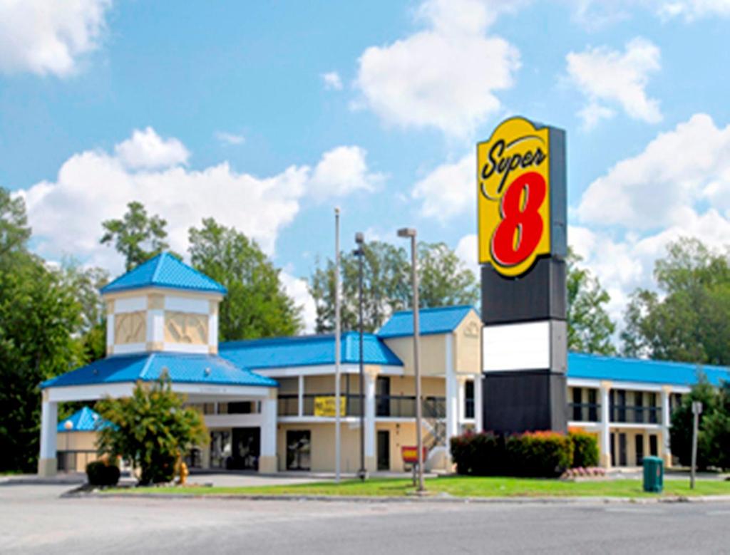 Super 8 by Wyndham Ruther Glen Kings Dominion Area image